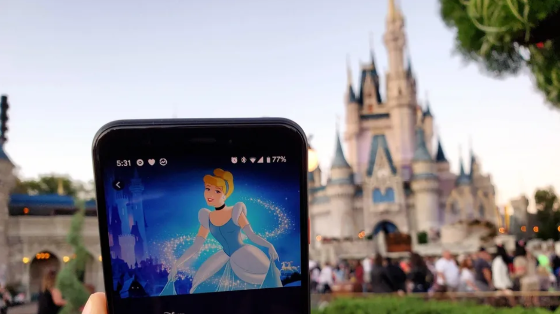 Η Google λέει ότι η Disney θέλει «να επιβάλει όρους συμφωνίας που θα ανέβαζε τις τιμές στους πελάτες μας», ενώ η Disney λέει ότι η Google «δεν ενδιαφέρεται να επιτύχει μια δίκαιη συμφωνία», αλλά οι καταναλωτές είναι οι πραγματικοί χαμένοι καθώς αυτές οι εταιρείες πολλών δισεκατομμυρίων δολαρίων μάχονται