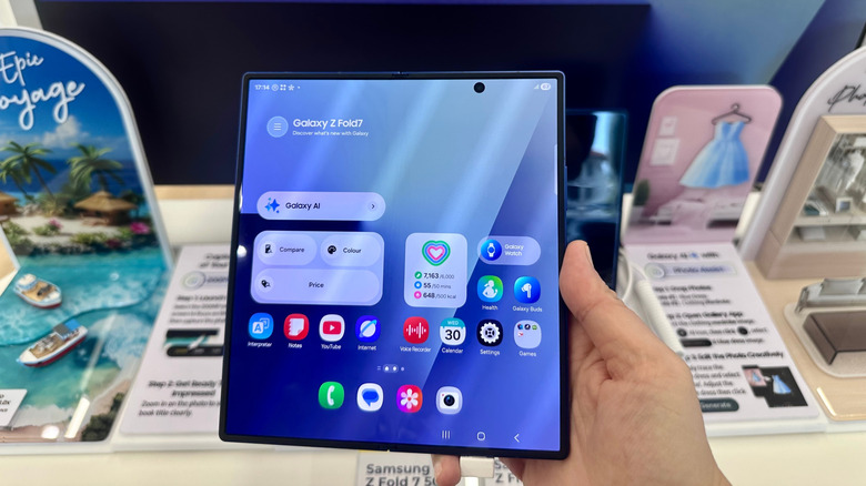 Το αναδιπλούμενο smartphone Galaxy Z Fold 7.