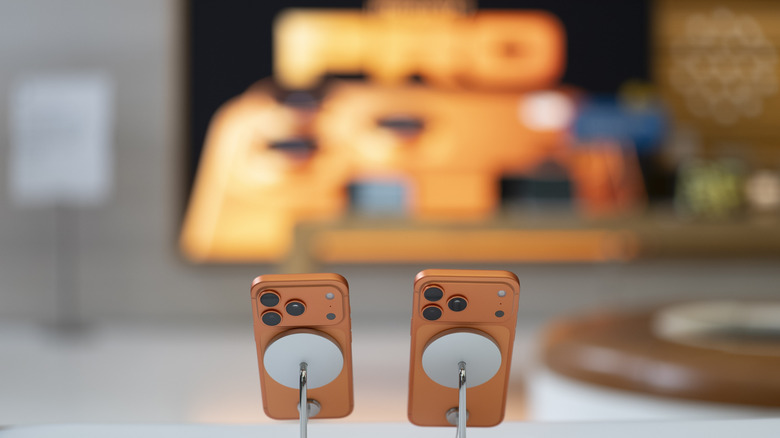 Τα iPhone 17 Pro και iPhone 17 Pro Max σε Cosmic Orange στην οθόνη.