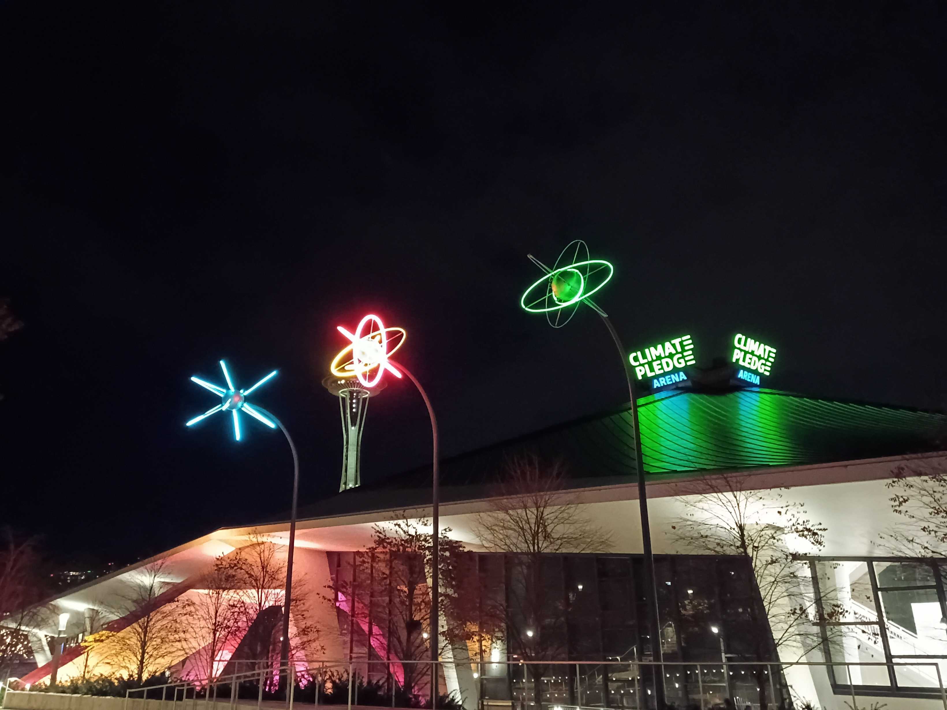 Ένα κτίριο τη νύχτα με φωτιστικά