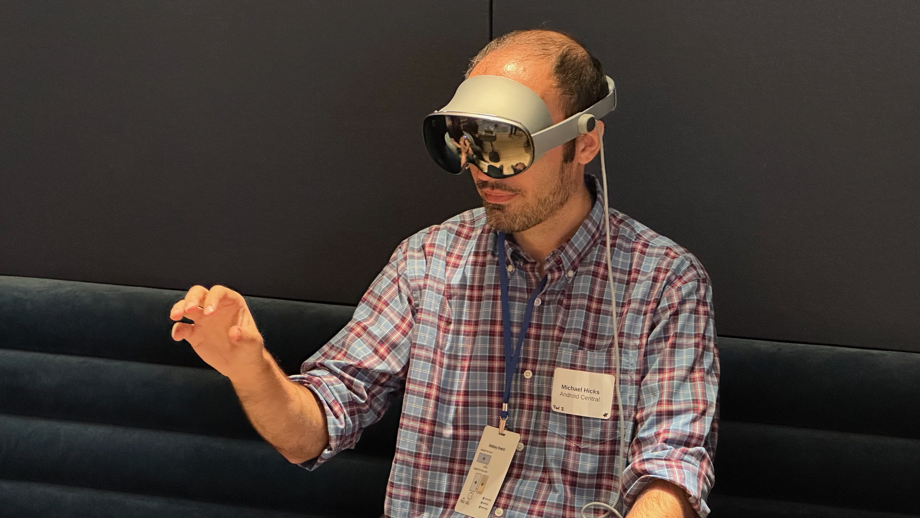 Μια φωτογραφία του συγγραφέα που φορά τα ακουστικά Samsung Galaxy XR, κρατώντας ψηλά το ένα χέρι σε μια χειρονομία τσιμπήματος.