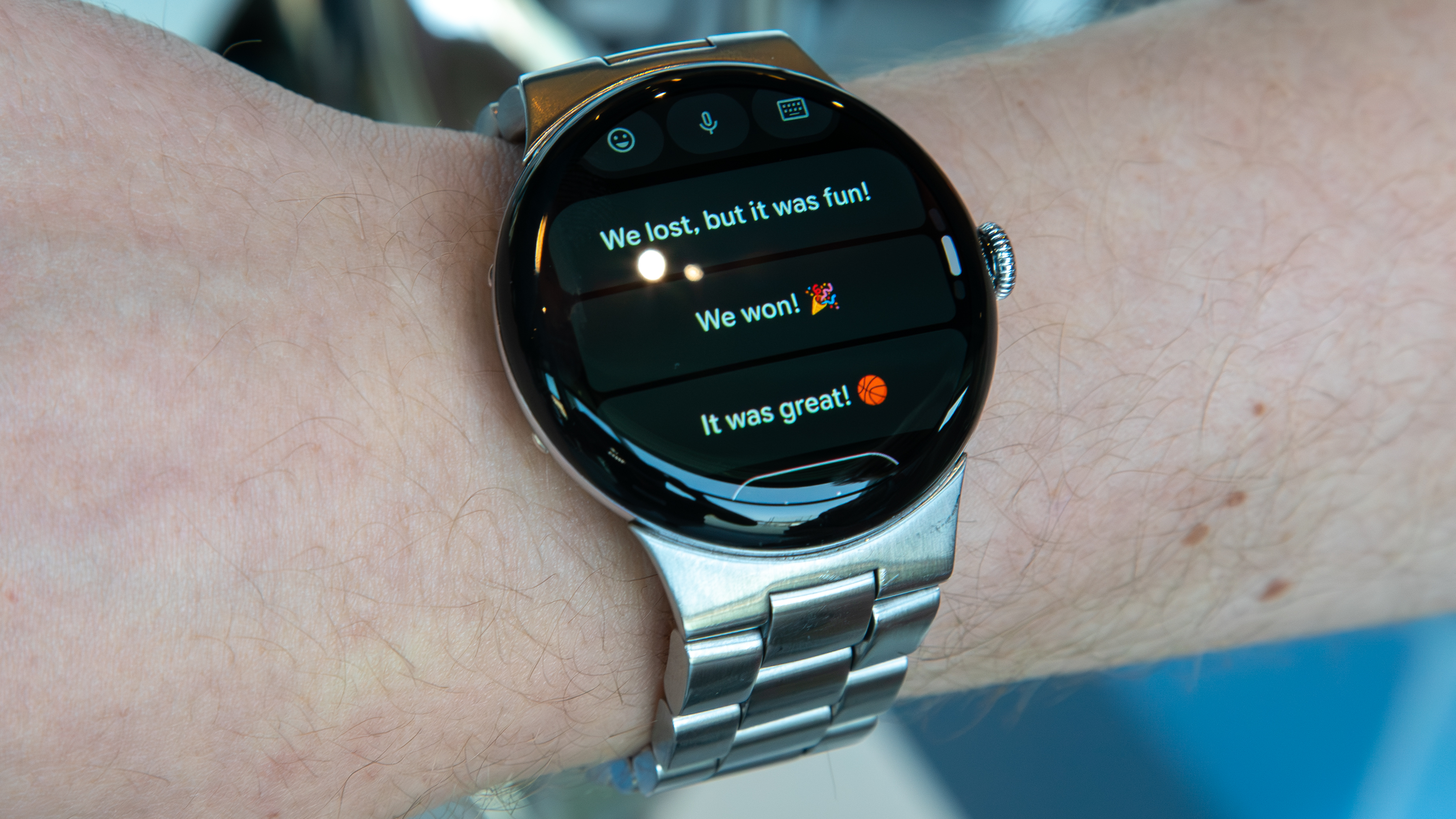 Έξυπνες απαντήσεις AI στο Pixel Watch 4