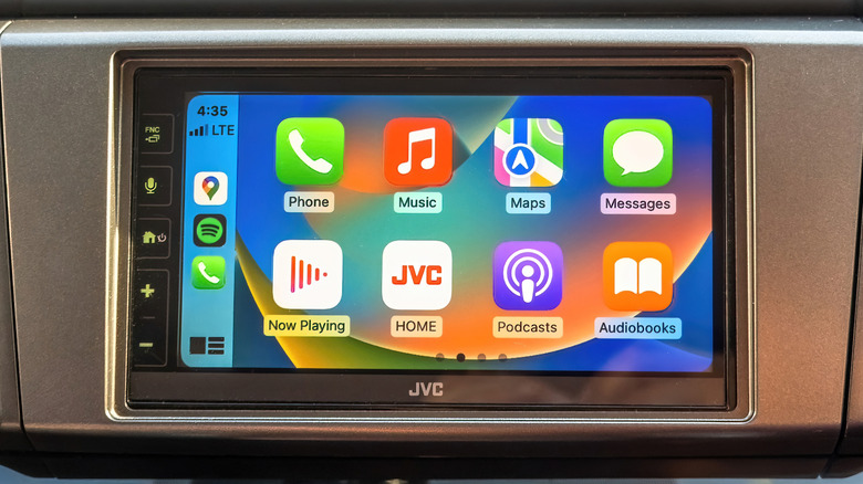 Ένα κοντινό πλάνο της αρχικής οθόνης του Apple CarPlay όπως παρουσιάζεται σε μια οθόνη infotainment μέσα σε ένα όχημα