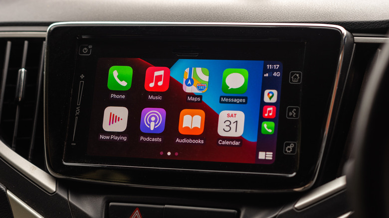 Η αρχική οθόνη του CarPlay όπως παρουσιάζεται στο σύστημα infotainment ενός οχήματος