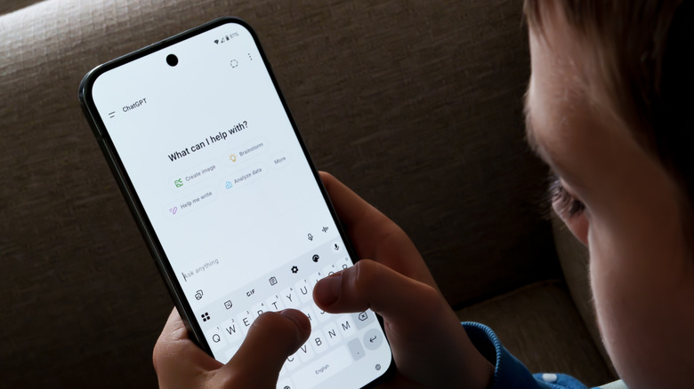 άτομο που χρησιμοποιεί chatgpt σε smartphone, οθόνη chatgpt που ρωτά 