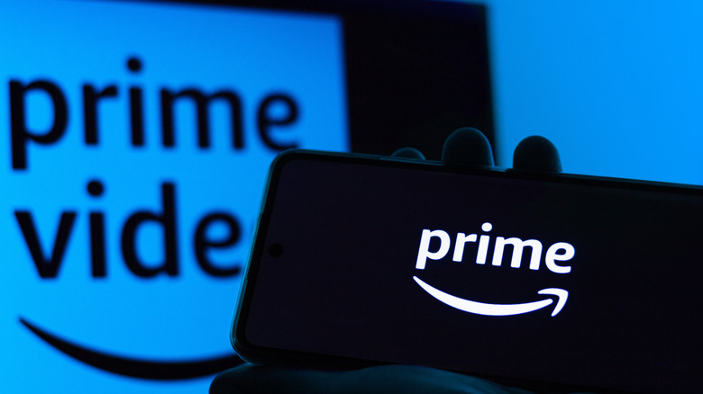 Prime Video φόντο με Prime σε smartphone μπροστά