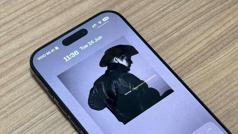 Οθόνη κλειδώματος του iOS 26 με κάλυμμα Apple Music