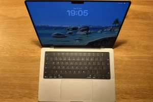 «Ο μεντεσές του MacBook Pro των 2500 δολαρίων τρίζει! Κρύβει προβλήματα ή είναι όλα εντάξει; Η Apple αποκαλύπτει την αλήθεια!»