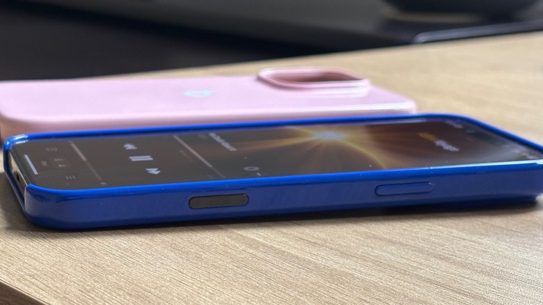 Έλεγχος κάμερας και πλευρικό κουμπί επισημασμένα στο iPhone 16 Pro Max