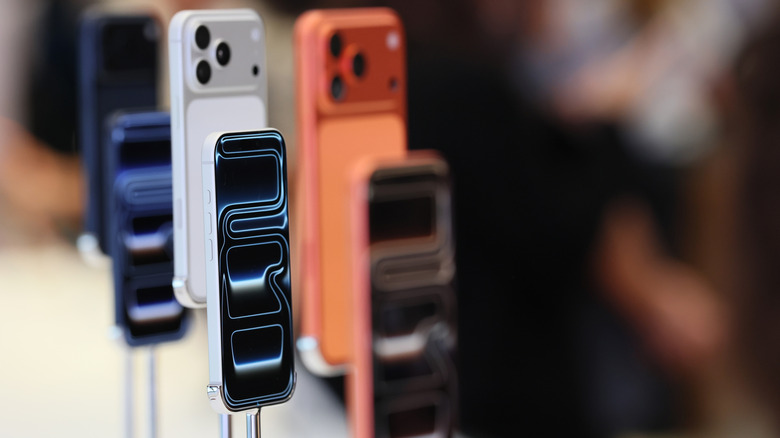 Τα μοντέλα iPhone 17 Pro εκτίθενται σε κατάστημα λιανικής.