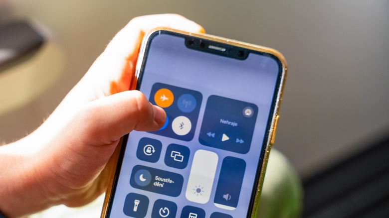 Ένα άτομο που χρησιμοποιεί τη λειτουργία πτήσης σε ένα iPhone.