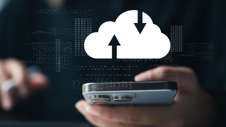 Ένα άτομο που δημιουργεί αντίγραφα ασφαλείας των δεδομένων του τηλεφώνου του σε μια πλατφόρμα cloud.