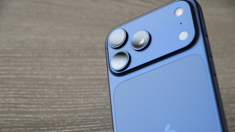 Φωτογραφία του iPhone 17 σε ξύλινη επιφάνεια.