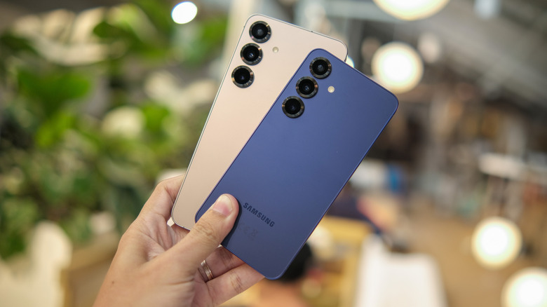 Τα μοντέλα Galaxy S25 και 25 Plus στο χέρι.