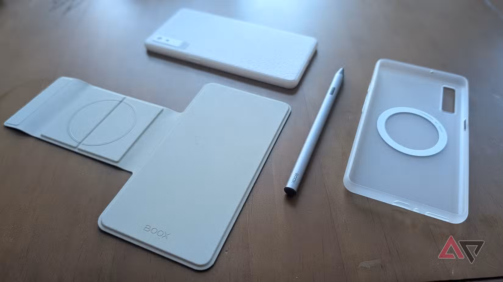 λευκά αξεσουάρ e-reader σε ξύλινο τραπέζι