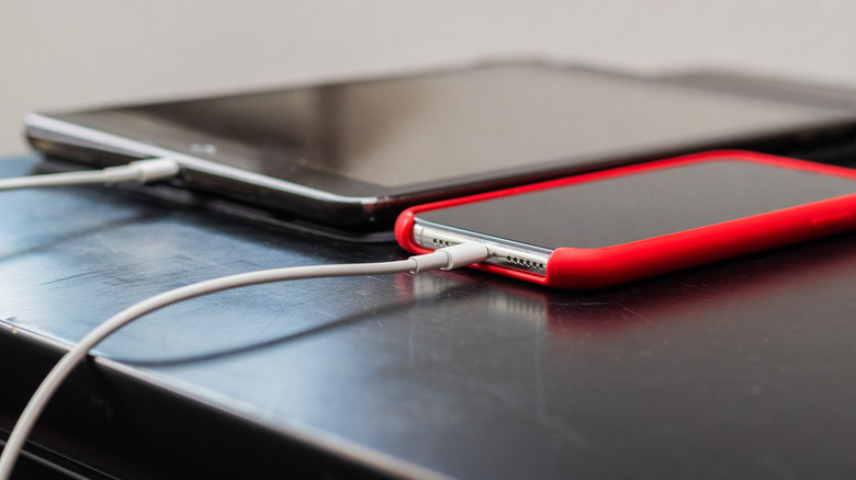 Φόρτιση smartphone και tablet μέσω USB, δίπλα δίπλα.