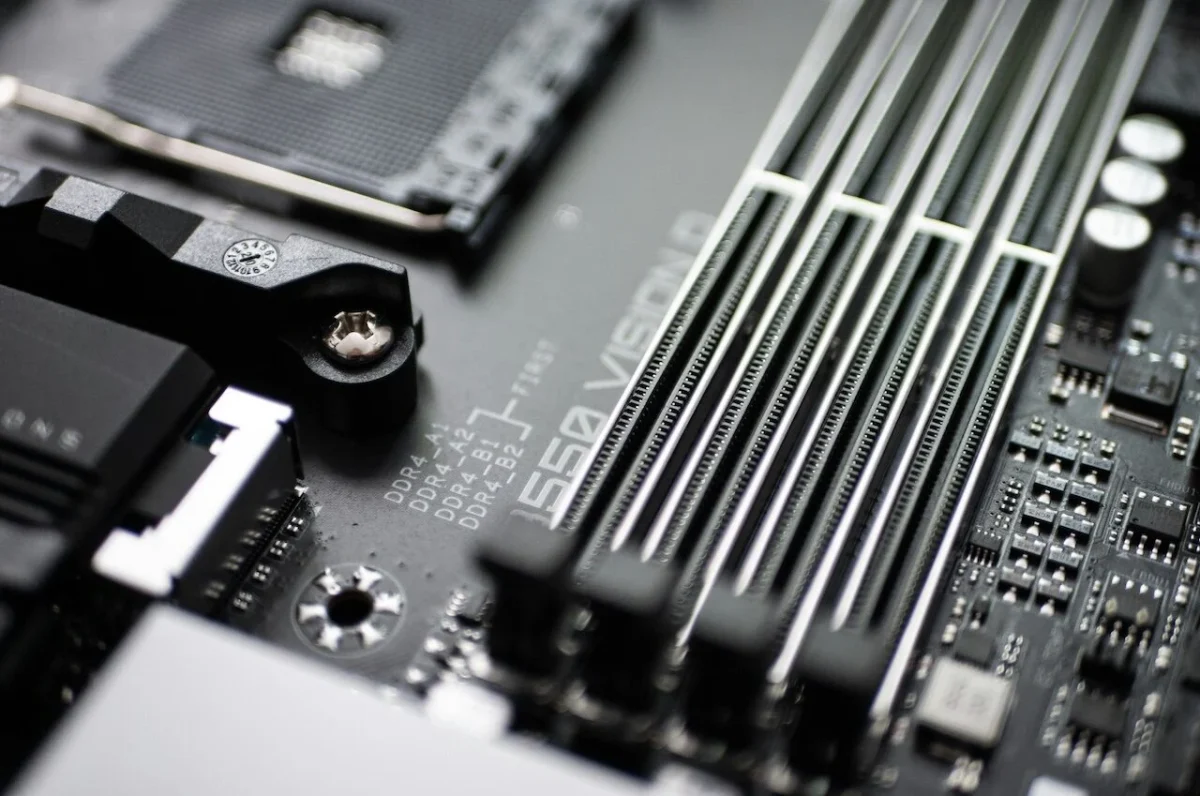 «Σοκ! Τεχνητή Νοημοσύνη εκτινάσσει τις τιμές της RAM έως 110% μέσα σε λίγες εβδομάδες!»