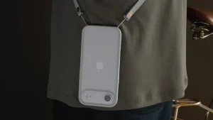 Δοκίμασα το Apple Crossbody Strap. Είναι βολικό, αλλά το τηλέφωνο φαίνεται ανόητο όταν αφαιρείται ο ιμάντας