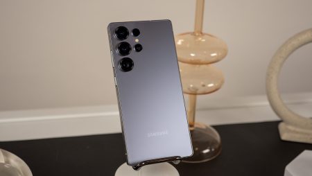 Samsung Galaxy S26 Ultra εναντίον Motorola Razr Ultra 2025