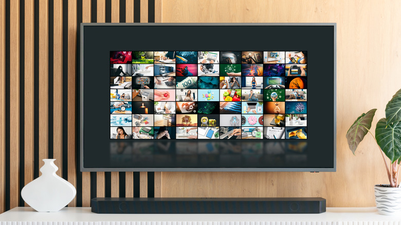 Έξυπνη τηλεόραση και μπάρα ήχου σε κονσόλα πολυμέσων σε ένα σπίτι