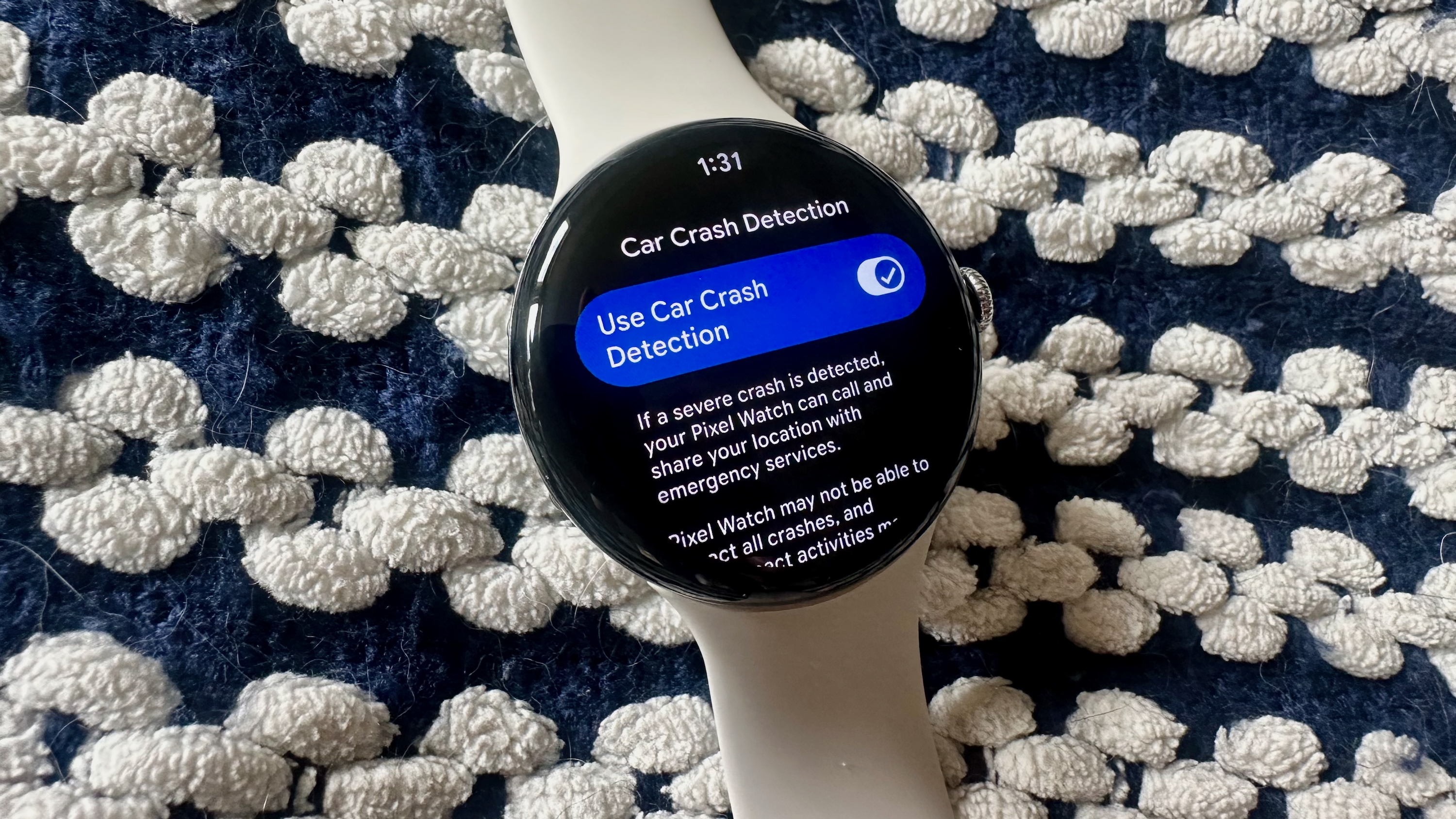Μια φωτογραφία του Google Pixel Watch 4 που δείχνει την επιλογή ρυθμίσεων ανίχνευσης ατυχήματος αυτοκινήτου.