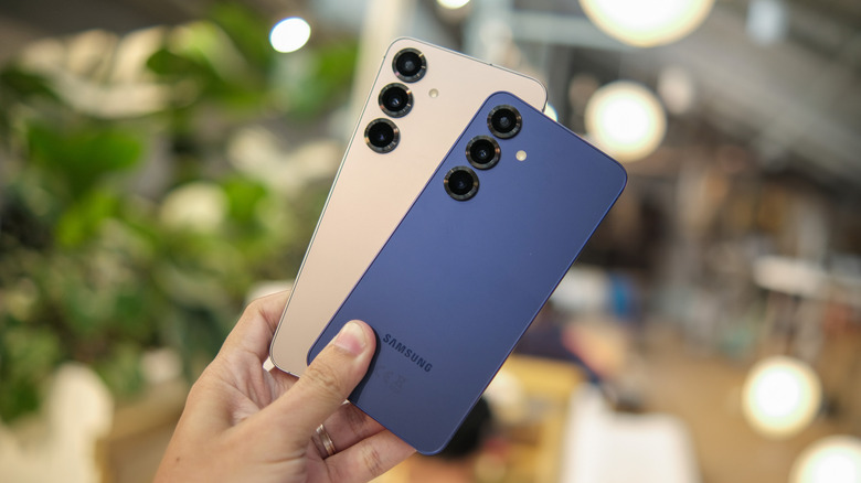 Τα Galaxy S25 και Galaxy S25 Plus στο χέρι.