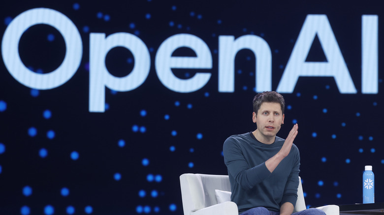 Ο Διευθύνων Σύμβουλος του OpenAI Sam Altman δίνει μια ομιλία πριν από ένα λογότυπο OpenAI.