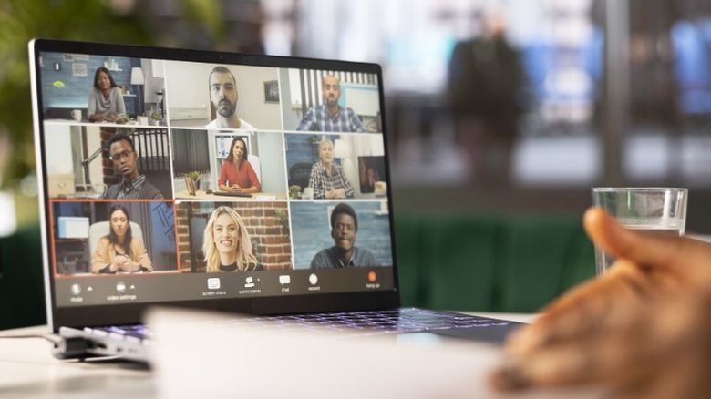 Λογισμικό τηλεδιάσκεψης που χρησιμοποιείται σε φορητό υπολογιστή.