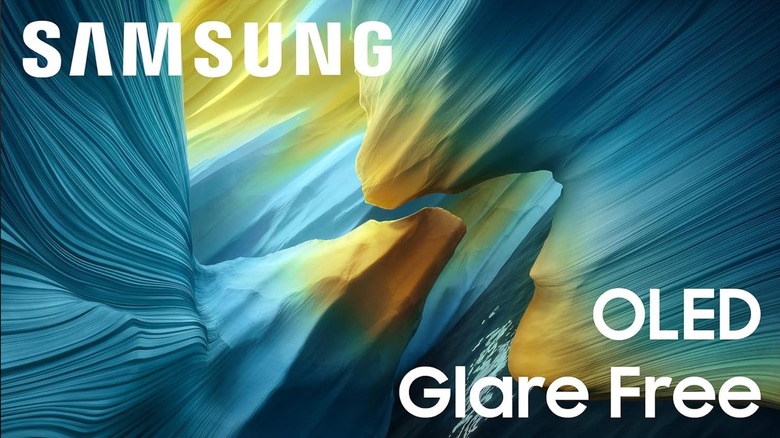 Μια φωτογραφία μάρκετινγκ της τηλεόρασης OLED Samsung S95F σε λευκό φόντο.