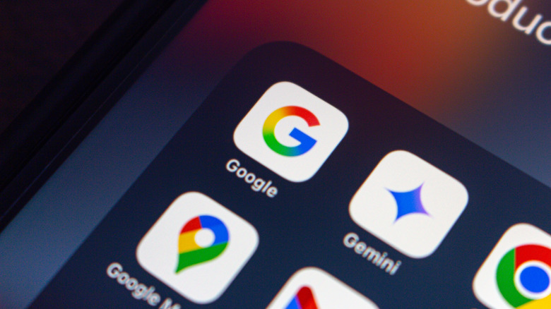 Εφαρμογές Google σε iPhone, συμπεριλαμβανομένων των Χαρτών Google και Gemini.