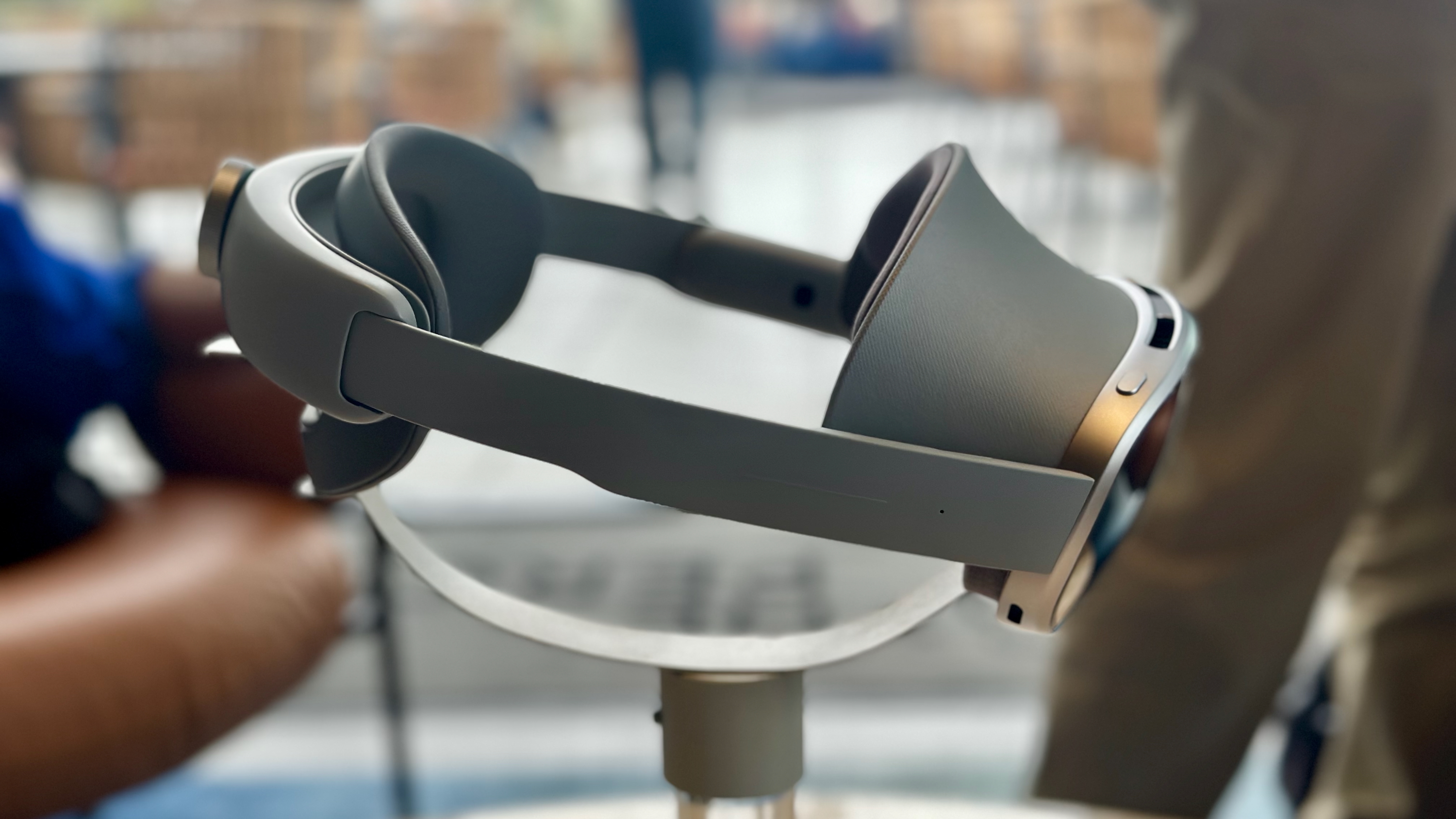 Μια φωτογραφία του σετ μικροφώνου-ακουστικού Samsung Galaxy XR από τη δεξιά πλευρά που κάθεται πάνω σε ένα βάθρο με γωνία προς τα κάτω.