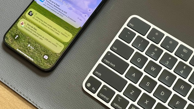 iPhone και Magic Keyboard δίπλα δίπλα