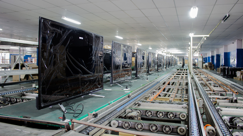 Σειρά συναρμολόγησης τηλεοράσεων στο εργοστάσιο