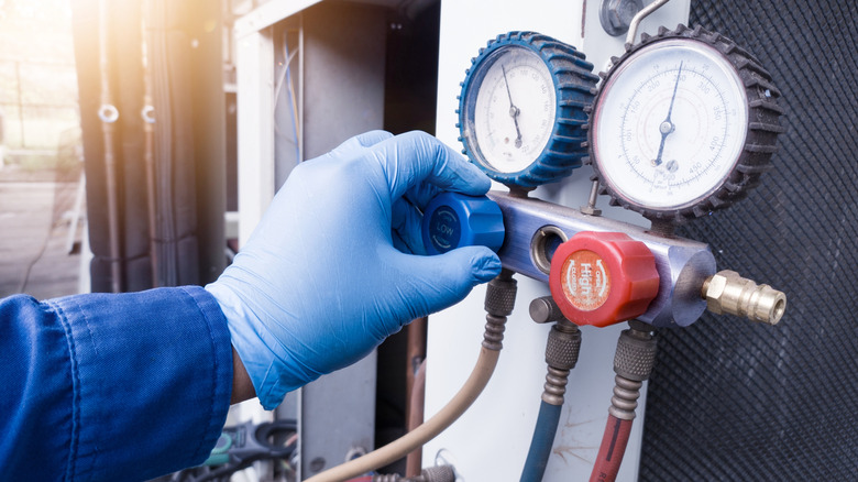 Οι μετρητές ψυκτικού συστήματος HVAC είναι συνδεδεμένοι.