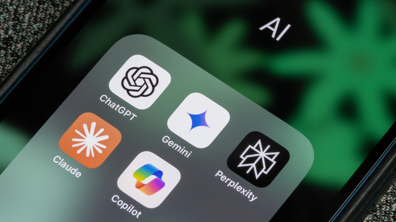 Εφαρμογές AI σε iPhone, συμπεριλαμβανομένου του ChatGPT.