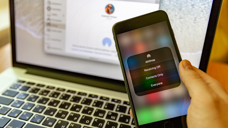 Χρήση AirDrop μεταξύ iPhone και Mac.