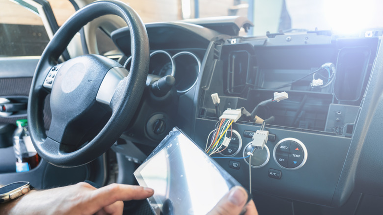 Η εγκατάσταση στερεοφωνικού αυτοκινήτου