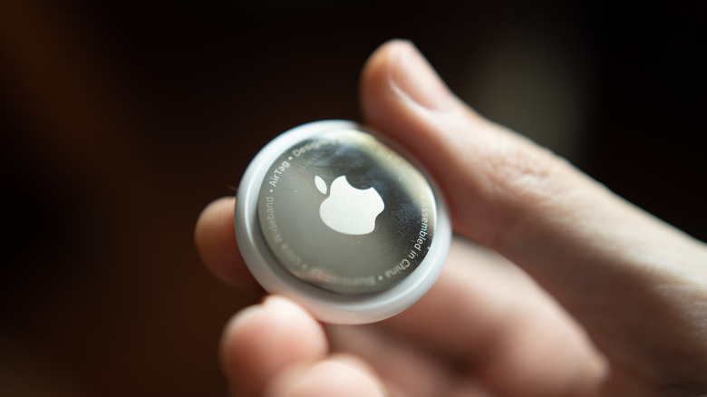 Ένα άτομο που κρατά ένα AirTag