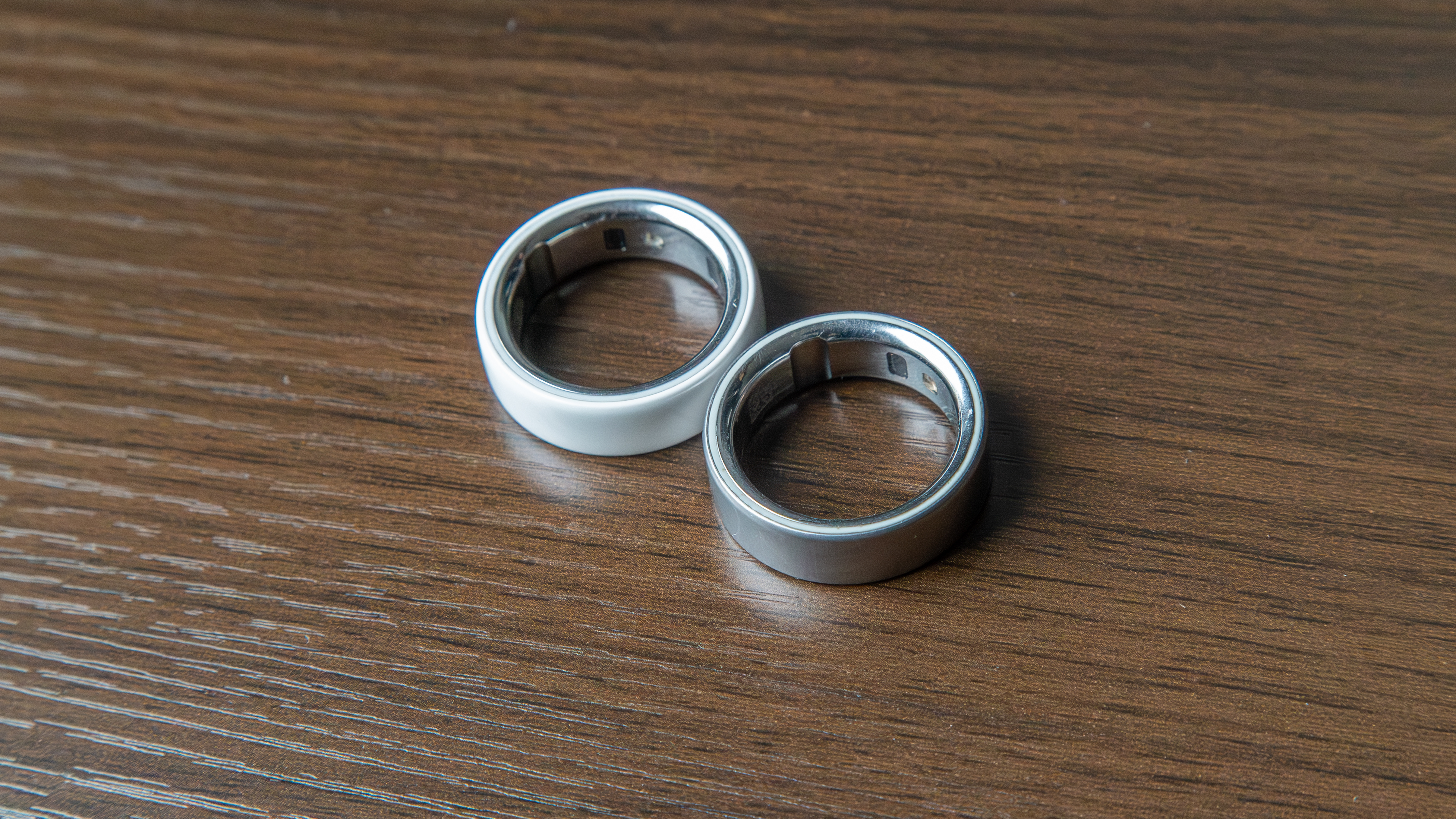 Oura Ring 4 Ceramic δίπλα στο Oura Ring 4