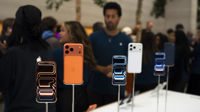 Τα μοντέλα iPhone 17 Pro εκτίθενται σε κατάστημα.