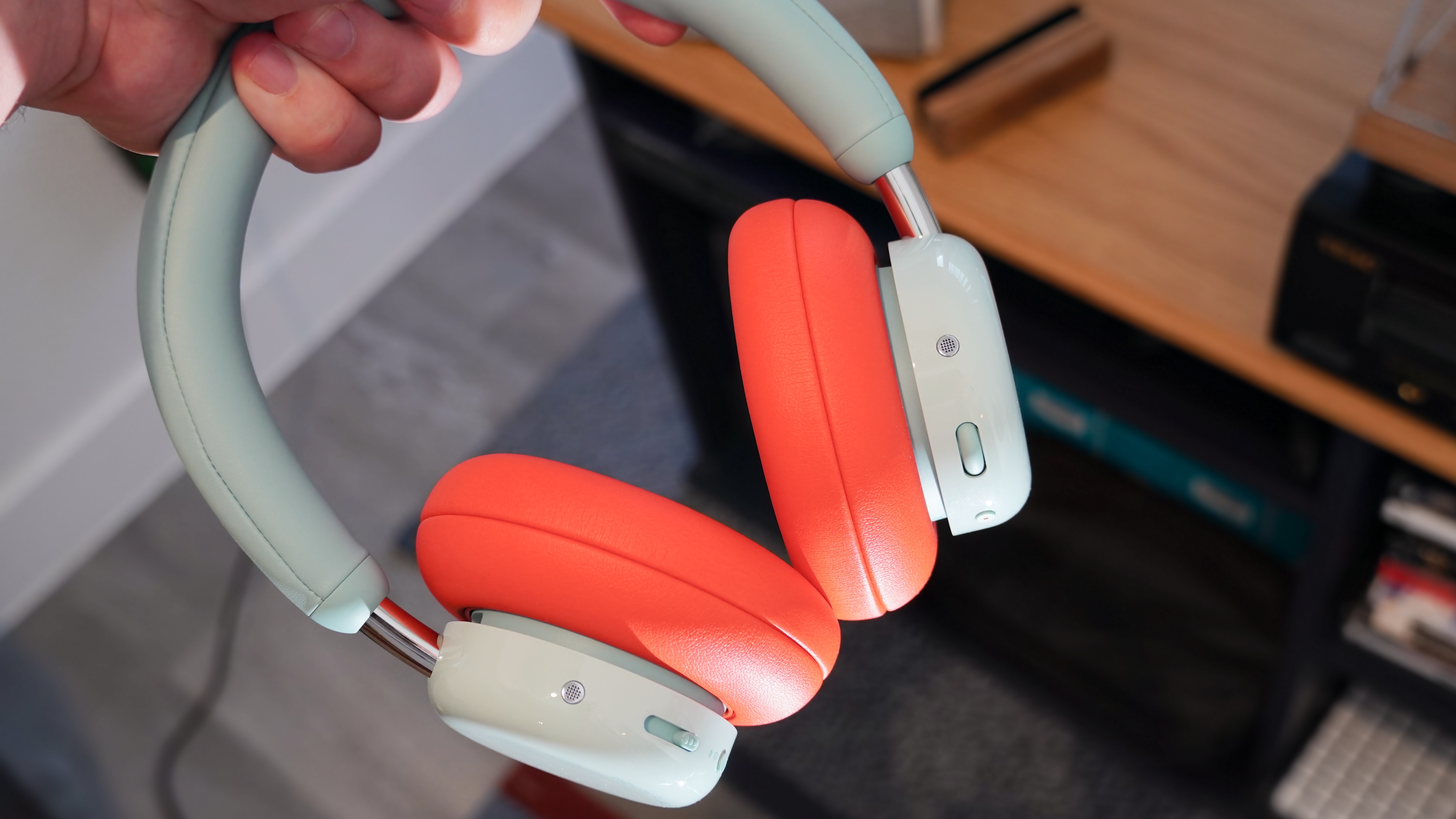 Το CMF Headphone Pro σε μπλε χρώμα με εναλλάξιμα μαξιλάρια αυτιών.