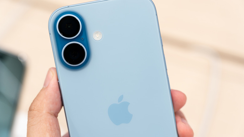 Χέρι που κρατά το iPhone 17 μπλε χρώμα