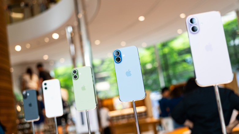 Σειρές iPhone 17 σε διαφορετικά χρώματα στην οθόνη