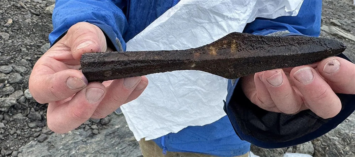 ένας άντρας που κρατά μια σιδερένια αιχμή του δόρατος