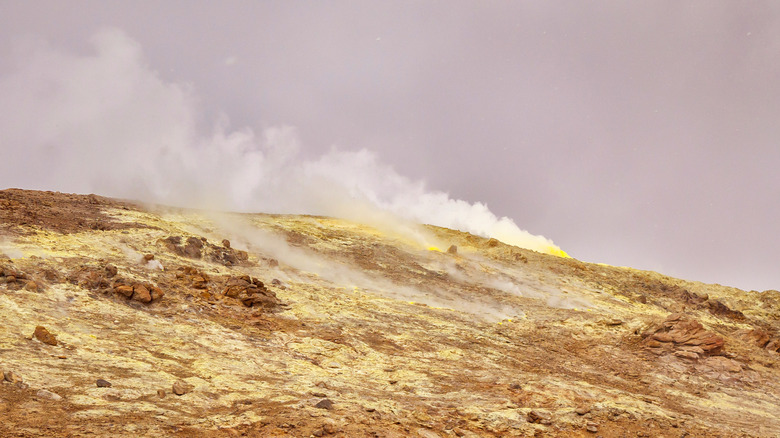 αερίου και ρεύματος που απελευθερώνεται από τους αεραγωγούς στο Taftan