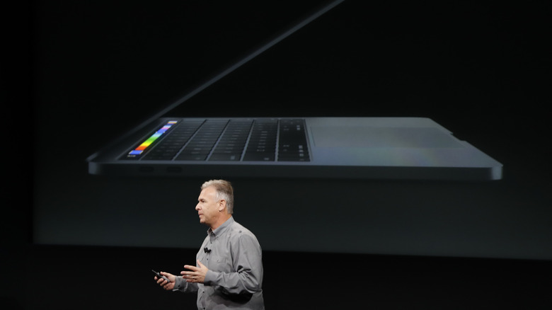 Το στέλεχος της Apple, Phil Schiller, κατά την παρουσίαση του MacBook Pro το 2016