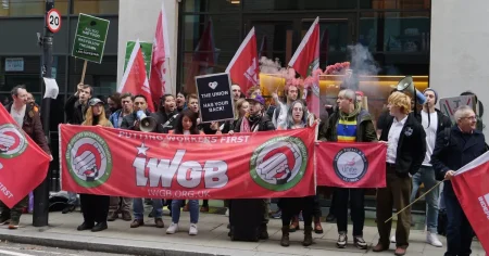 Εργαζόμενοι που πλήττονται από τις απολύσεις της Rockstar διαδηλώνουν έξω από τα γραφεία στο Λονδίνο και το Εδιμβούργο