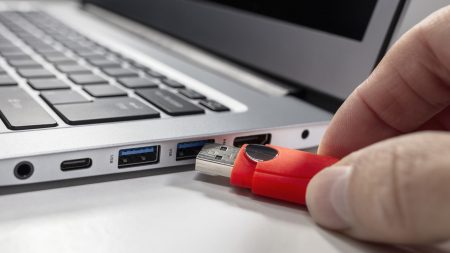 5 από τις καλύτερες χρήσεις για τις θύρες USB του υπολογιστή σας που δεν φορτίζονται