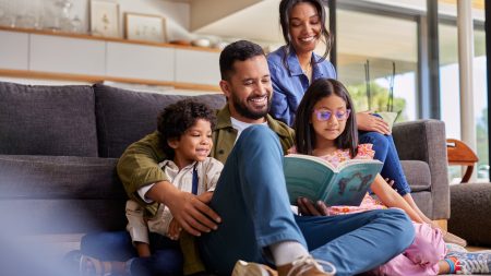 5 φθηνά gadget που ανήκουν στο σπίτι κάθε άπληστου αναγνώστη