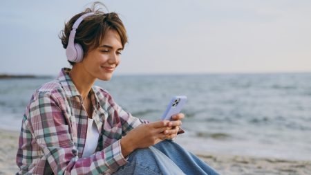 Αυτή η δωρεάν εφαρμογή μετατρέπει την ακρόαση τοπικού ραδιοφώνου σε μια εθιστική περιπέτεια